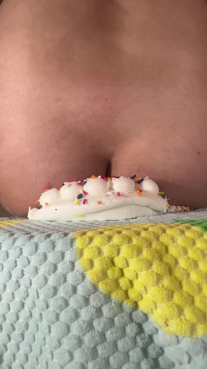 MidnightTease: La matrigna distrugge la mia torta di compleanno con la...