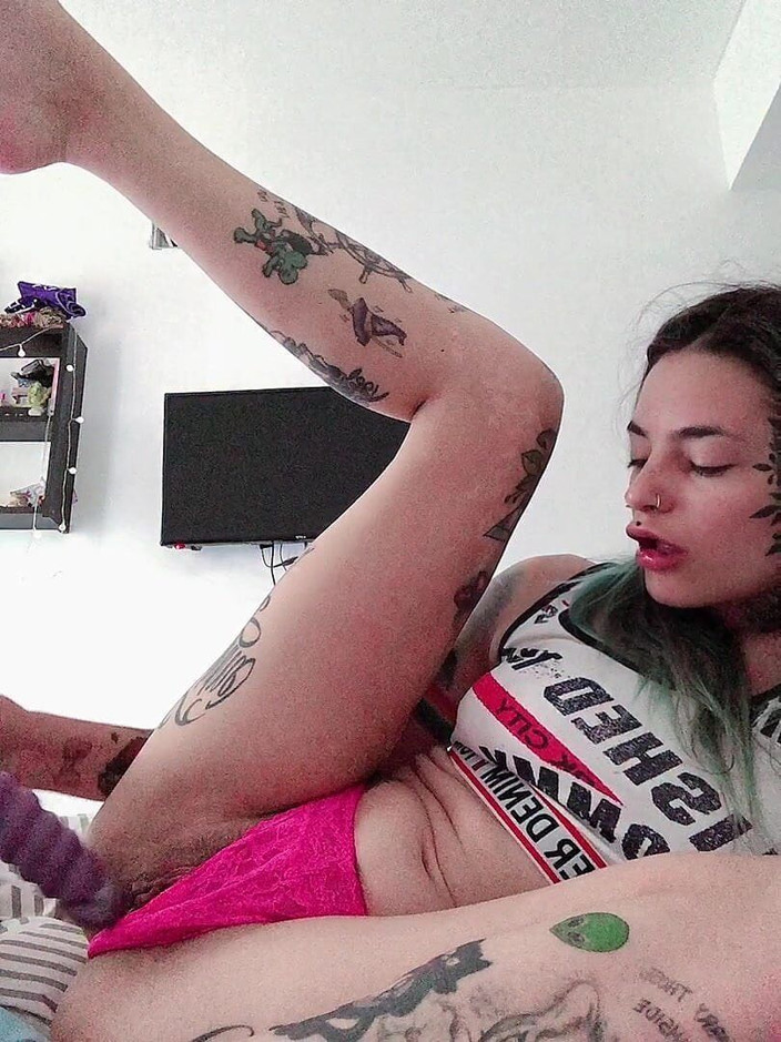 Latinxbabe: Їзда на ділдо з рожевими стрінгами