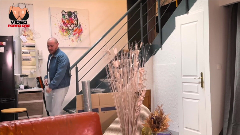 Video Porno One: Grannen ringer mig för att demontera den hemma hos sig...