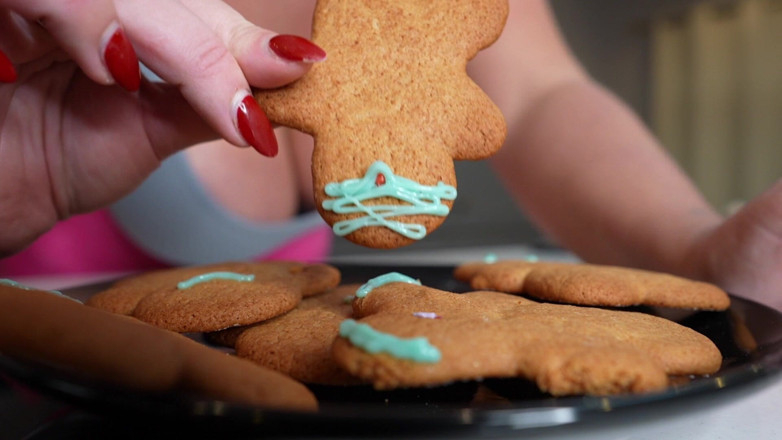 Sasha Curves: Riesin stiefmutter wird böses backen