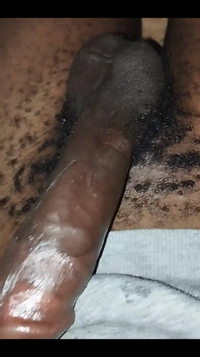 Kenyandick: Une jumelle kenyane poilue caresse vigoureusement sa bite bien dure....