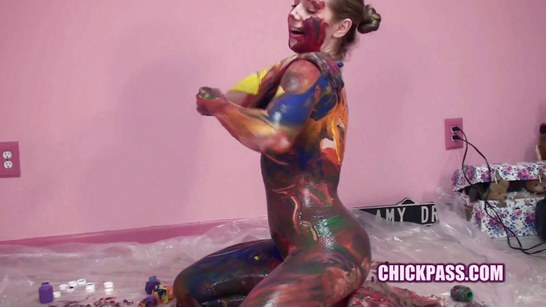 ChickPass Amateurs: Kinky studente Lina is bedekt met verf