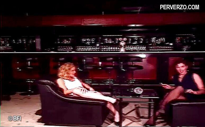 Girls enjoying girls with lesbian daydreamers: Lesbian panas menjolok antara satu sama lain