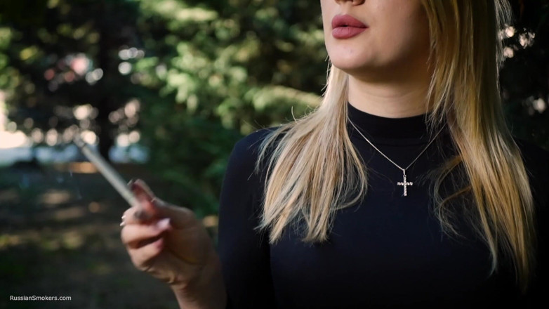 Russian Smokers: Hete blonde babe die in de natuur een zwarte sigaret...