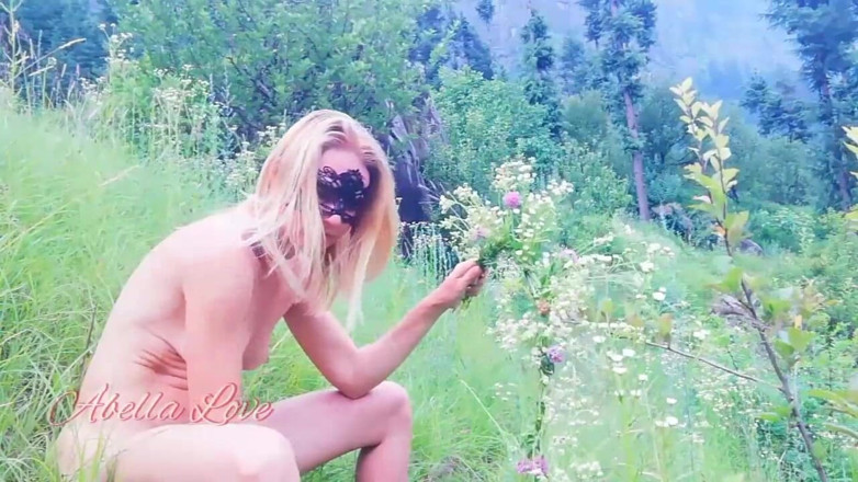 Abella Love: La mia prima passeggiata nuda nella foresta per fare wreath