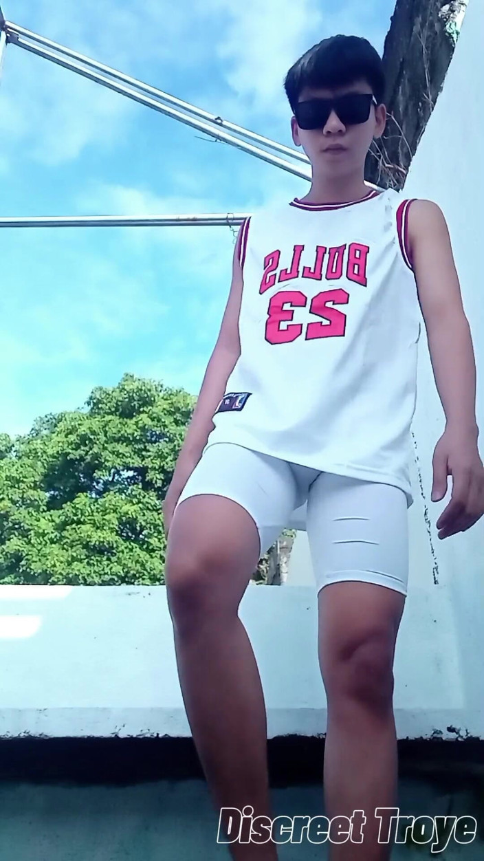 Troye_AsianPinoy: Chico asiático al aire libre la masturbación