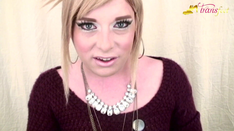 Trans and Cross-Dressers Feet: Blonde Transanny Mallory dan kuku merah jambunya yang cantik