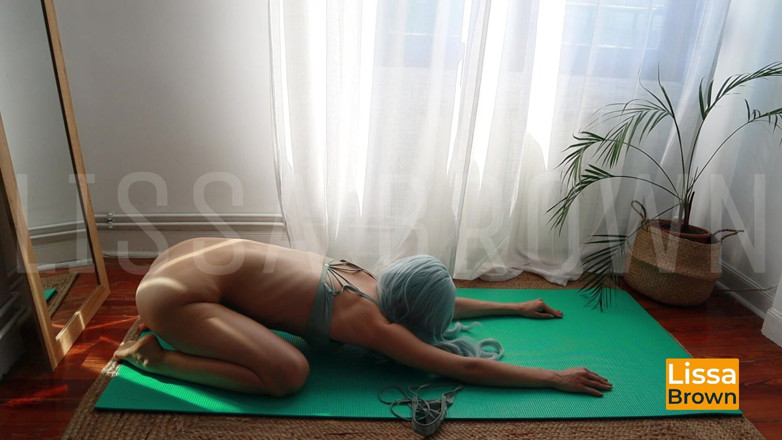 Lissa Brown: Caliente estiramiento desnudo de yoga