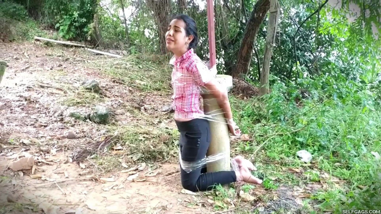 Selfgags Latina Bondage: Przygoda na świeżym powietrzu Nancy Drew's Bondage