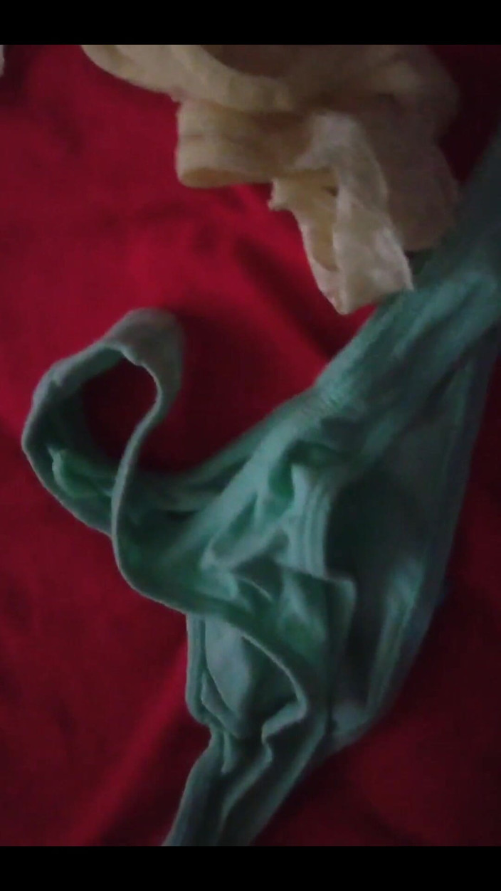 Karmicoxv: Je me masturbe avec le string usagé de ma femme...