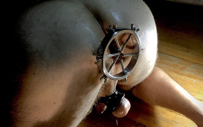 White Ukrainian Ass: Anal-metall-dilator. Einen schmalen Anus einpassen.