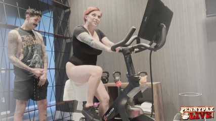 Penny Pax: Penny pax bekerja di gym