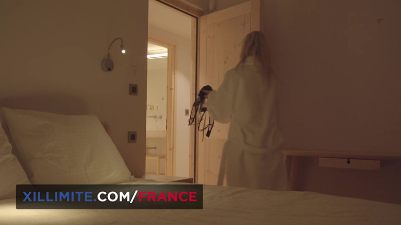 Made In France: Eva Clement se sodomiza delante de una cámara