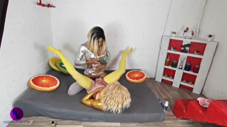2CD Sluts: Crossdresser emas dan perak berkongkek 8