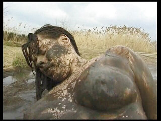 Horny Two really wet MILFs: Пухлую девушку выебали на улице в грязи