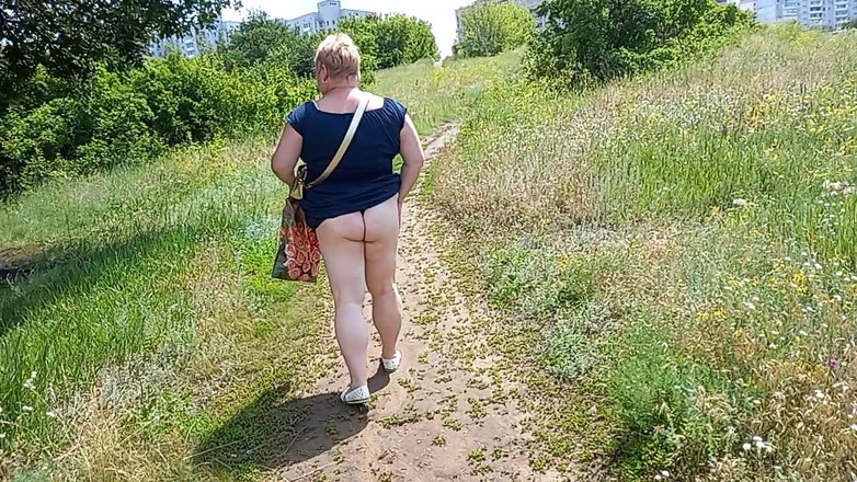 Zona901: Une grosse se promène dans le parc montre son cul...