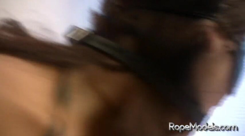 Spungy Gunk Films: Le strip-teaseur Cali Logan ligoté et fait danser pour la...