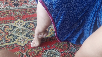 Selena701: Selenas närbild fötter poserar och avsugning sväljer