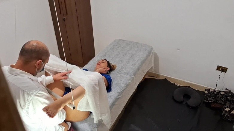 Gabi SweetCouplesStories: Ginecologista tira vantagem da excitação e ingenuidade do paciente para...