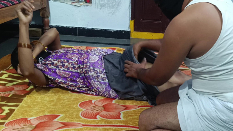 Desihotcouple: India pueblo caliente esposa casero coño dedos en perrito