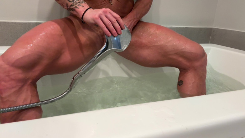 Kandylegsxxx: 肌肉女神用淋浴喷头操她的大阴蒂