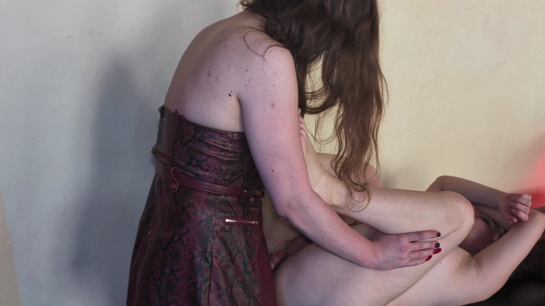Trans dominatrix Gabrielle L: Транс-домінаторка трахає свою покірну подругу