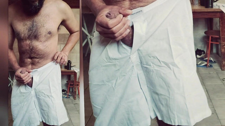 Stink HairyMale: Weißes pijama, gelb von sperma