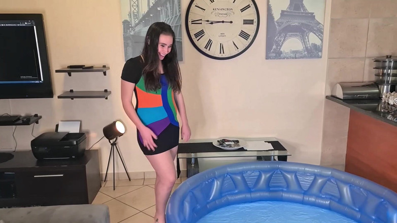 Domslutfucker: Chubby slut pisses on herself, watersports fun in inflatable pool