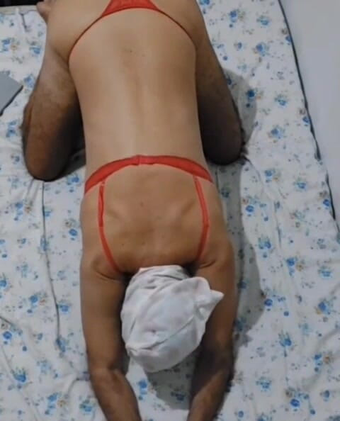 Ladysilvas: Ladysilva fait un show webcam en culotte sur un lit,...