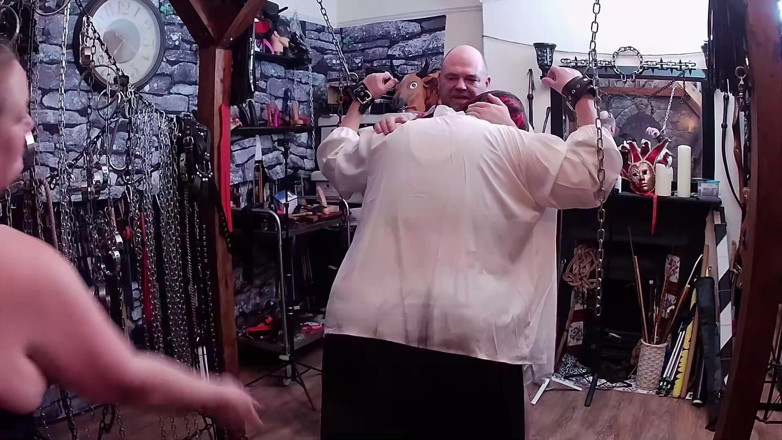 Stephanie-Nicole-TV: Parte 1 - Domina-Satana e Lanista-urso Take Me Into Their Dungeon pela...