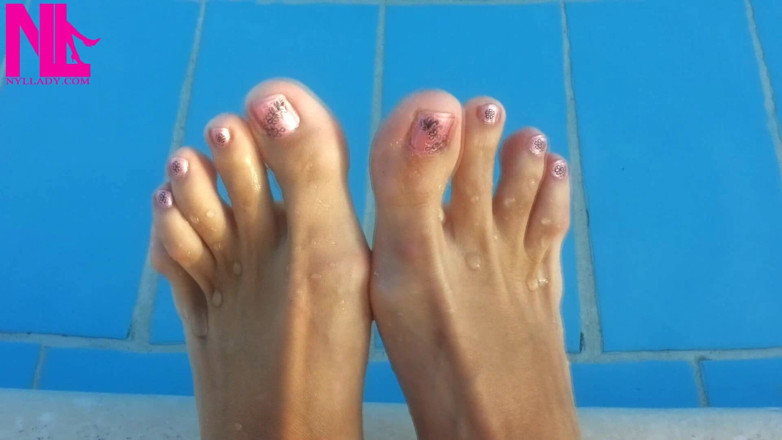 Nyllady: Pieds nus pendants dans l’eau de la piscine