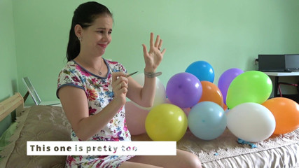 Anna Sky: Anna suce des ballons devant toi