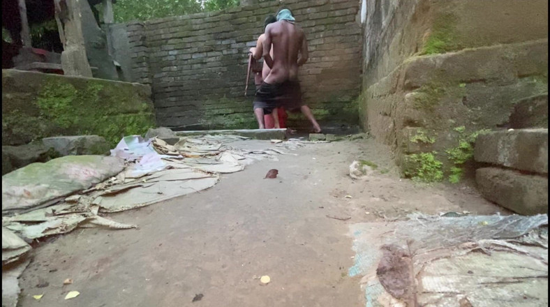 SAFI-SEXY: Chudlam, bhabhi bangladaise magnifique sous la pluie
