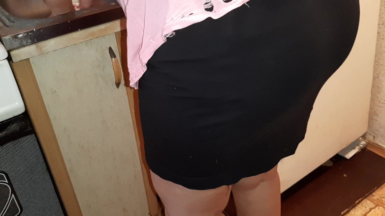 Lesbian-illusion: Ma belle-mère sexy en mini-jupe ne sait même pas que...