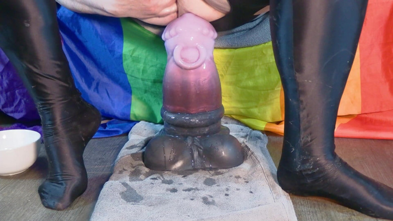 DaddyBigToys: Cephaneliğimin en şişman oyuncağına biniyorum ve kendimi esnetiyorum orgazm