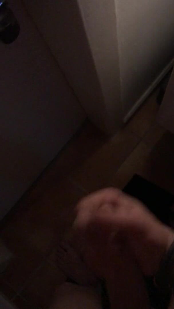 Horny nice guy: Je suis tellement excitée, suce mon énorme bite
