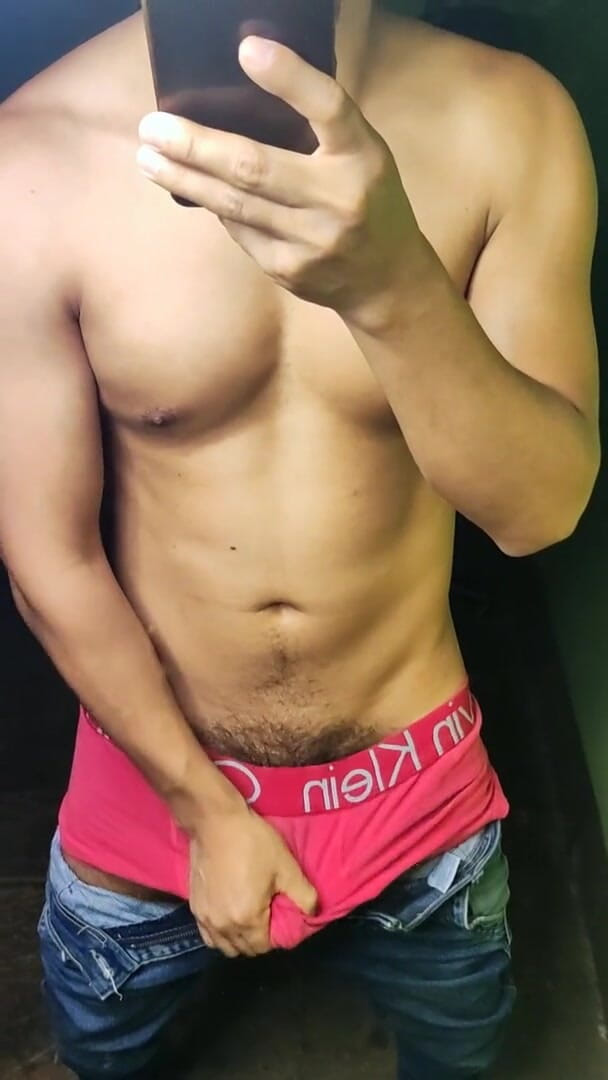 Hornyboy2058: 美味しいお尻の写真をメッセージで送ると、オナニーしてくれます