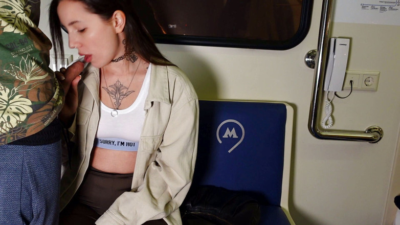Ghomestory: Blowjob dan seks di metro Moscow! Awek berair!