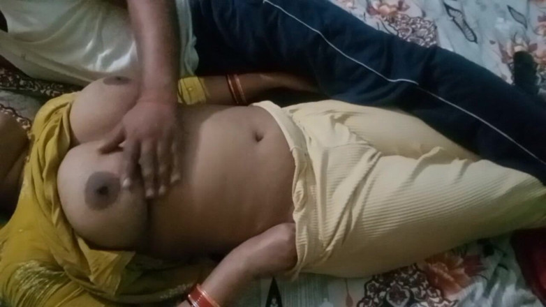 Manjushukla: Une belle Indienne montre ses seins et sa chatte.