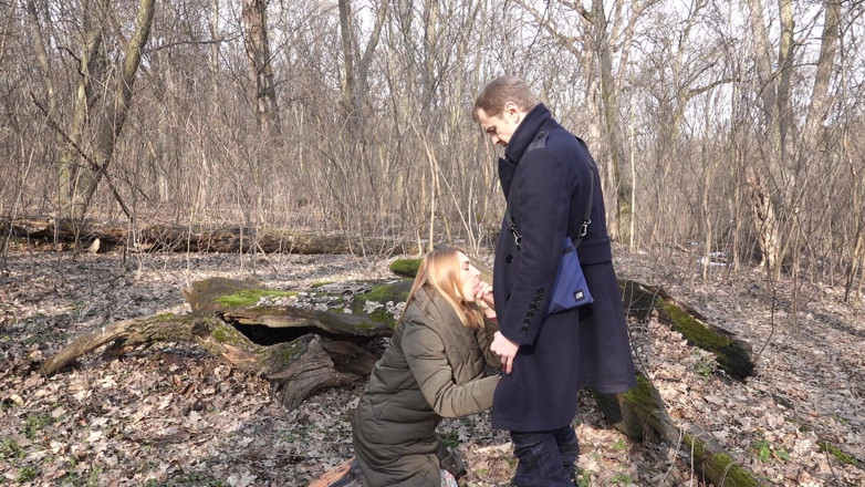 Anal Fans Couple: Hübsches mädchen machte beim ersten date einen süßen schnellen blowjob...