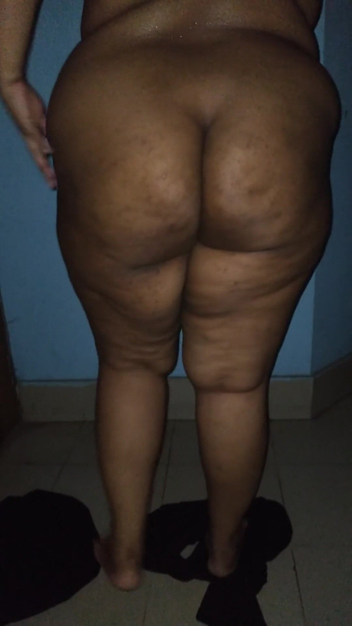Aria Mia: Lana rose si cewek hot dengan pantat bahenol lagi ganti...