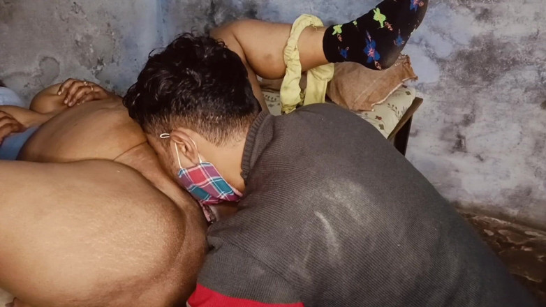 Yourgeeta8899: Mencium pepek saya, mengongkek saya berbogel, menikmatinya gaya kampung India...