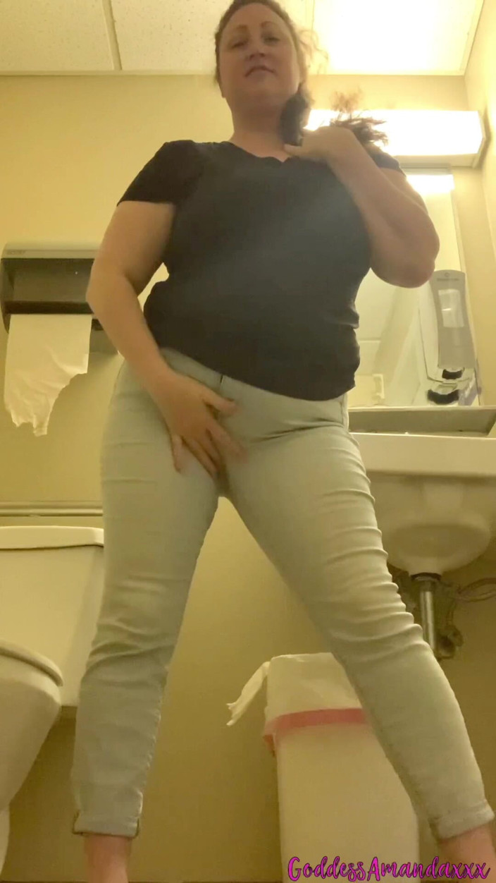 Goddess Amanda: Suivez-moi Dans Les Toilettes Publiques En String Rose