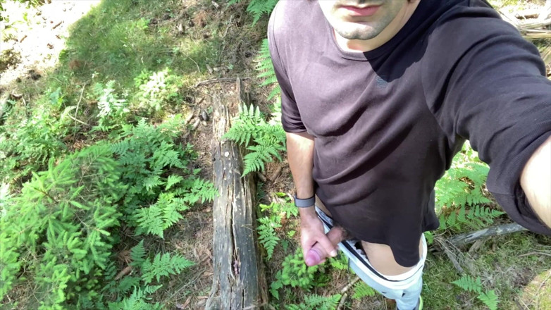 Fratchino: Un mec qui randonnée montre sa bite et jouit