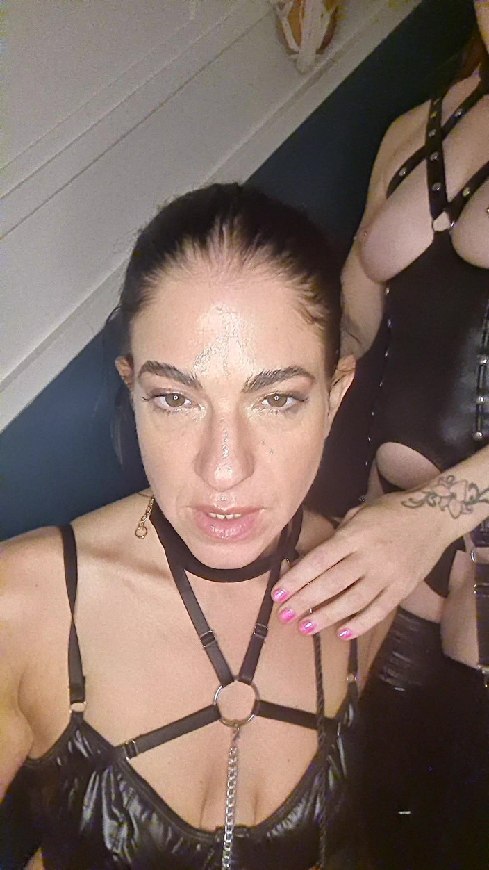 Lily kink: Este o mică curvă pasionată de spermă