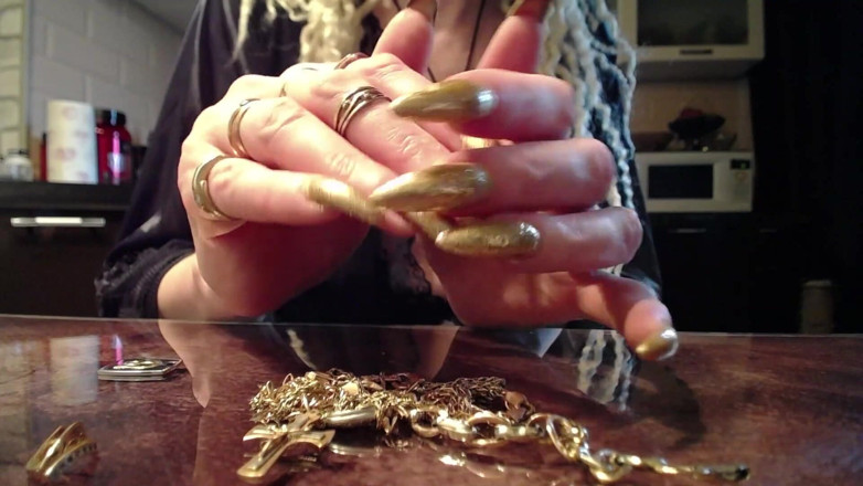 BadAssBitch: Uñas doradas afiladas