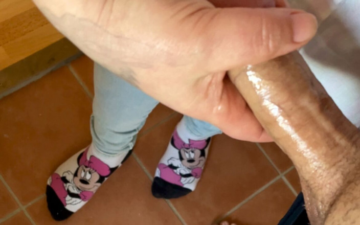 Princess Jeanne: Handjob im badezimmer, schöne füße