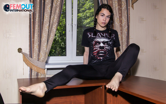 Femout XXX: Femout: Аліса кінчає дуже важко!
