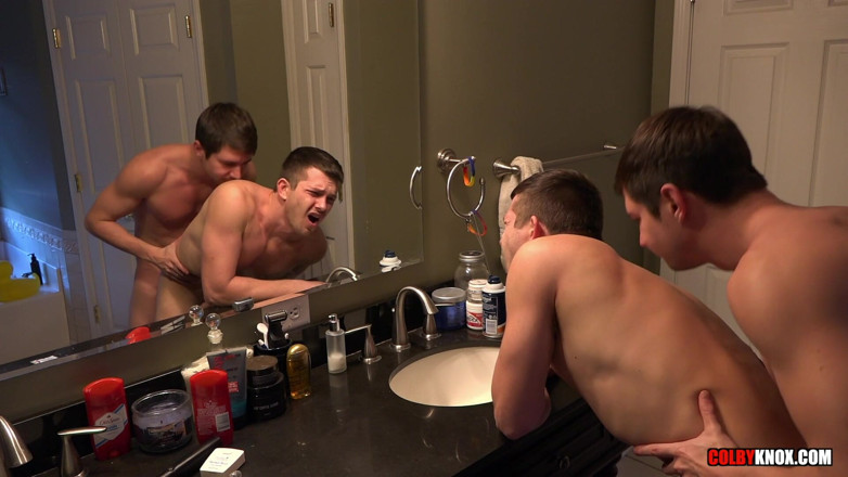Colby Knox: Sveltina in bagno con Colby e Mickey Senza preservativo