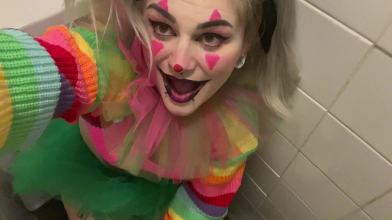 EeveeXo: Trashiges clowns-mädchen öffentliche toilette pissen, blankziehen und rauchen